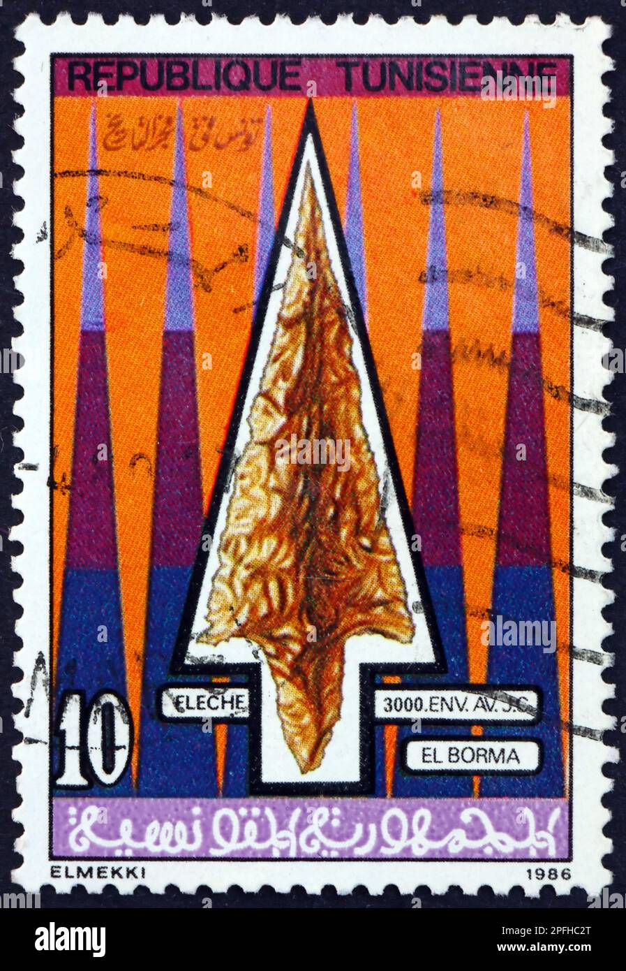 TÚNEZ - CIRCA 1986: Un sello impreso en Túnez muestra la punta de flecha del sílex, El Borma 3000 a.C., artefacto prehistórico, circa 1986 Foto de stock