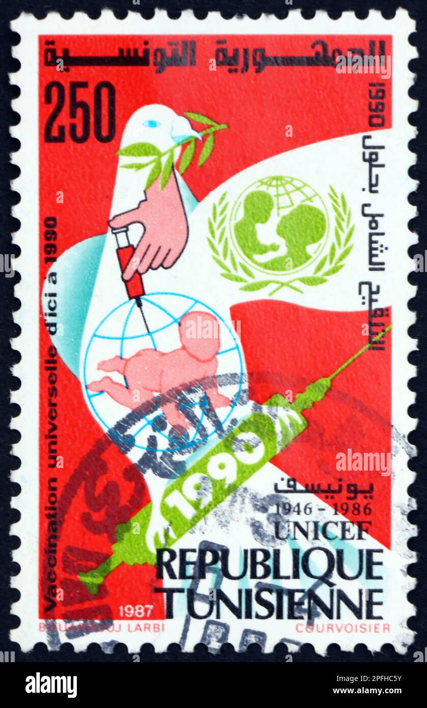 TÚNEZ - CIRCA 1987: Un sello impreso en Túnez dedicado a la campaña de vacunación universal de la ONU por 1990, alrededor de 1987 Foto de stock