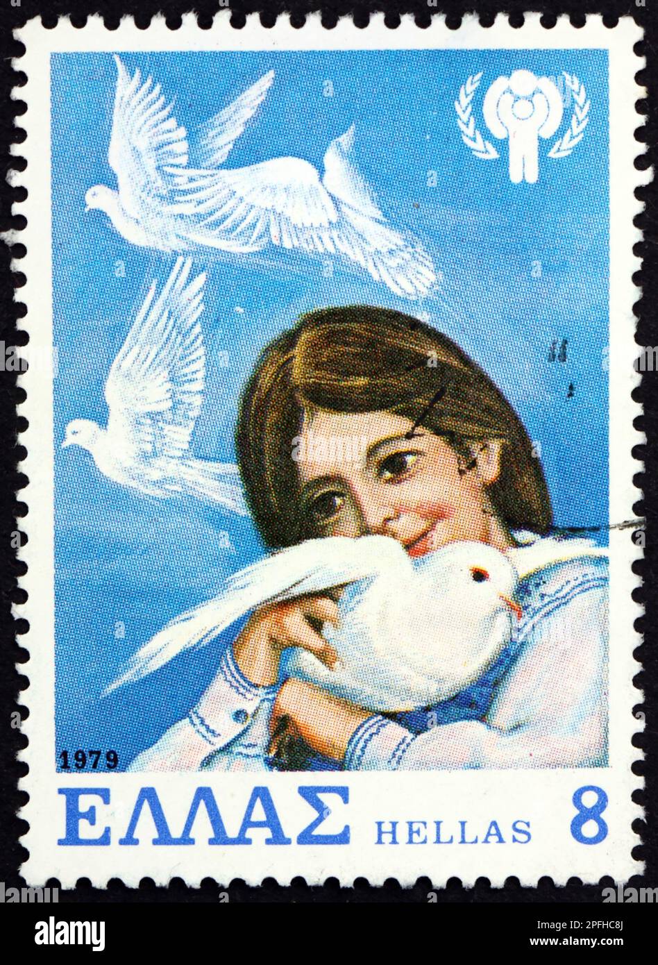 GRECIA - CIRCA 1979: Un sello impreso en Grecia muestra a las niñas y palomas, Año Internacional del Niño, circa 1979 Foto de stock