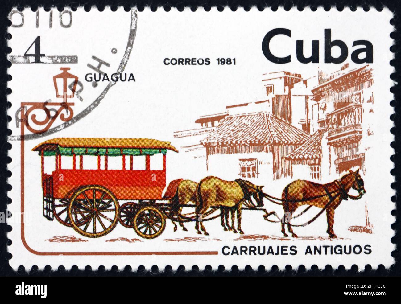 CUBA - CIRCA 1981: Un sello impreso en Cuba muestra un autobús, carro tirado por caballos, circa 1981 Foto de stock