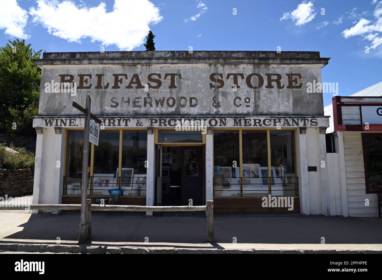 Tienda de Belfast en el recinto del patrimonio de la ciudad de Cromwell en Otago Central, Nueva Zelanda. El edificio original data de 1878. Foto de stock