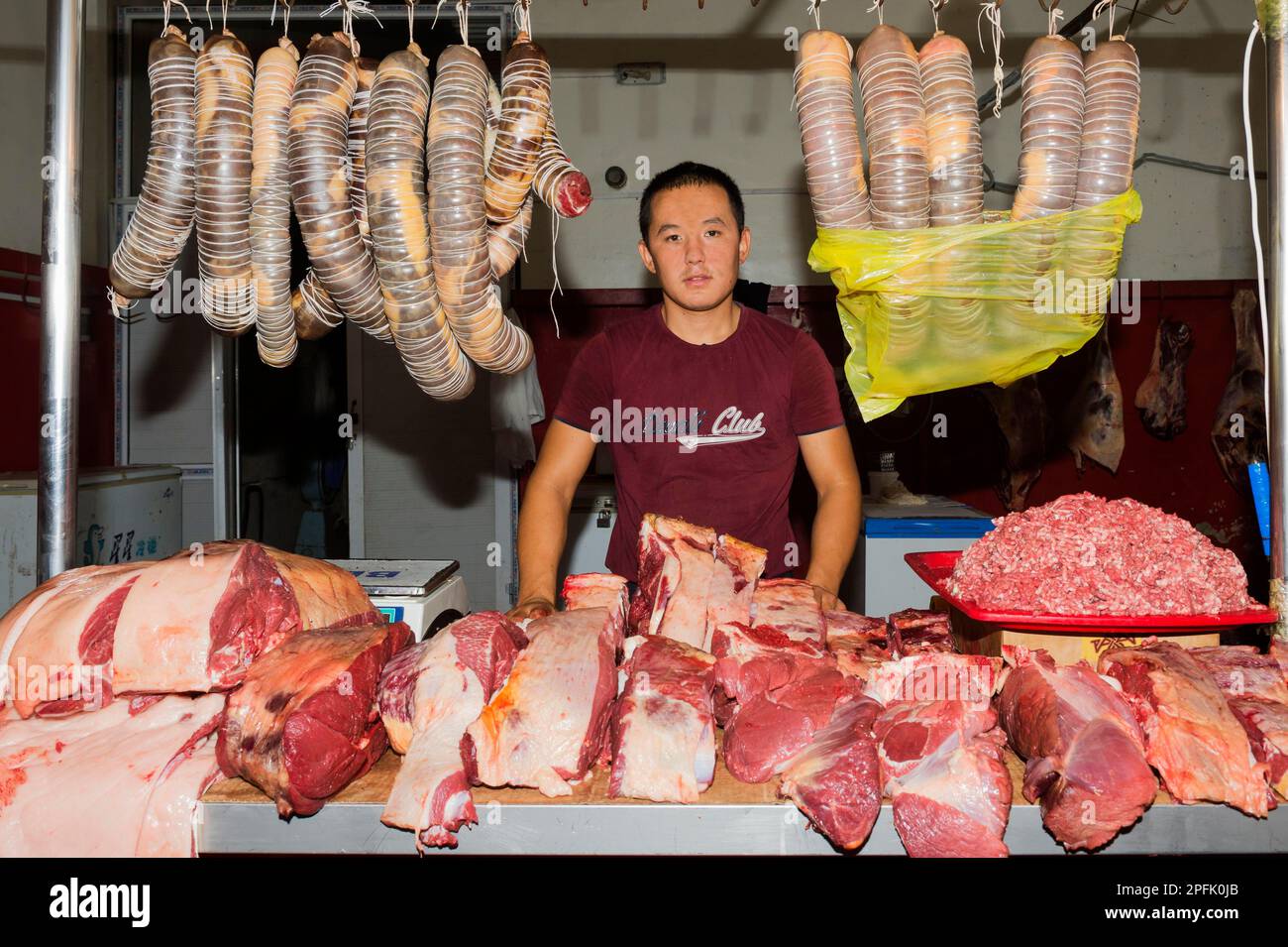 Hombre kazajo que vende carne, Samal Bazar, Shymkent, región sur, Kazajstán, Asia Central, solo para uso editorial Foto de stock