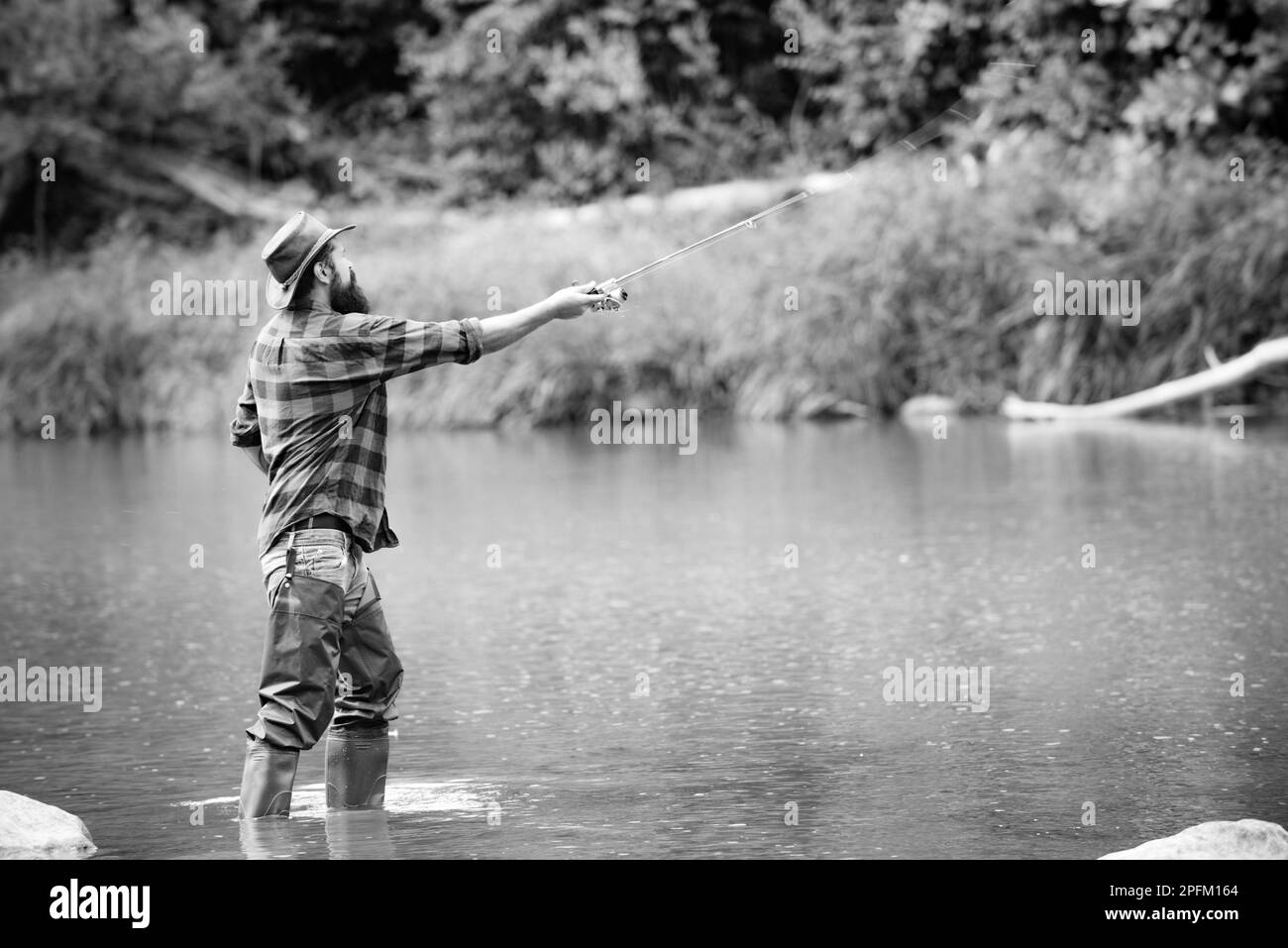 Hombre Tirando Barras De Pesca Al Río De Montaña Foto de archivo - Imagen  de mosca, cubo: 203812578