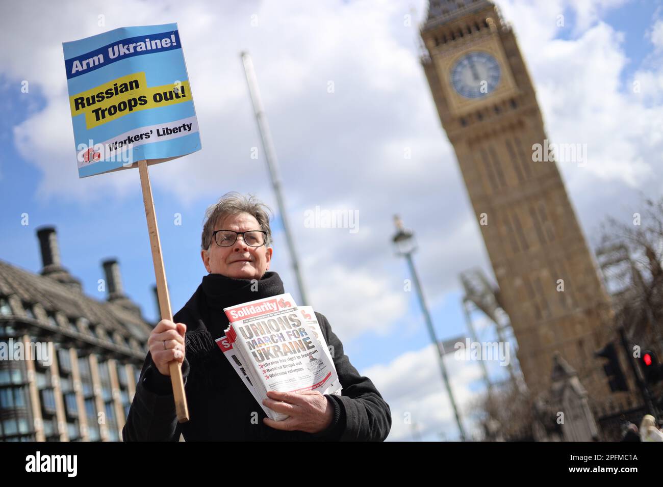 Westminster, Londres, Reino Unido - Un manifestante asiste a una marcha organizada por los sindicatos británicos para denunciar la invasión rusa de Ucrania el 9 de abril de 2022. Foto de stock
