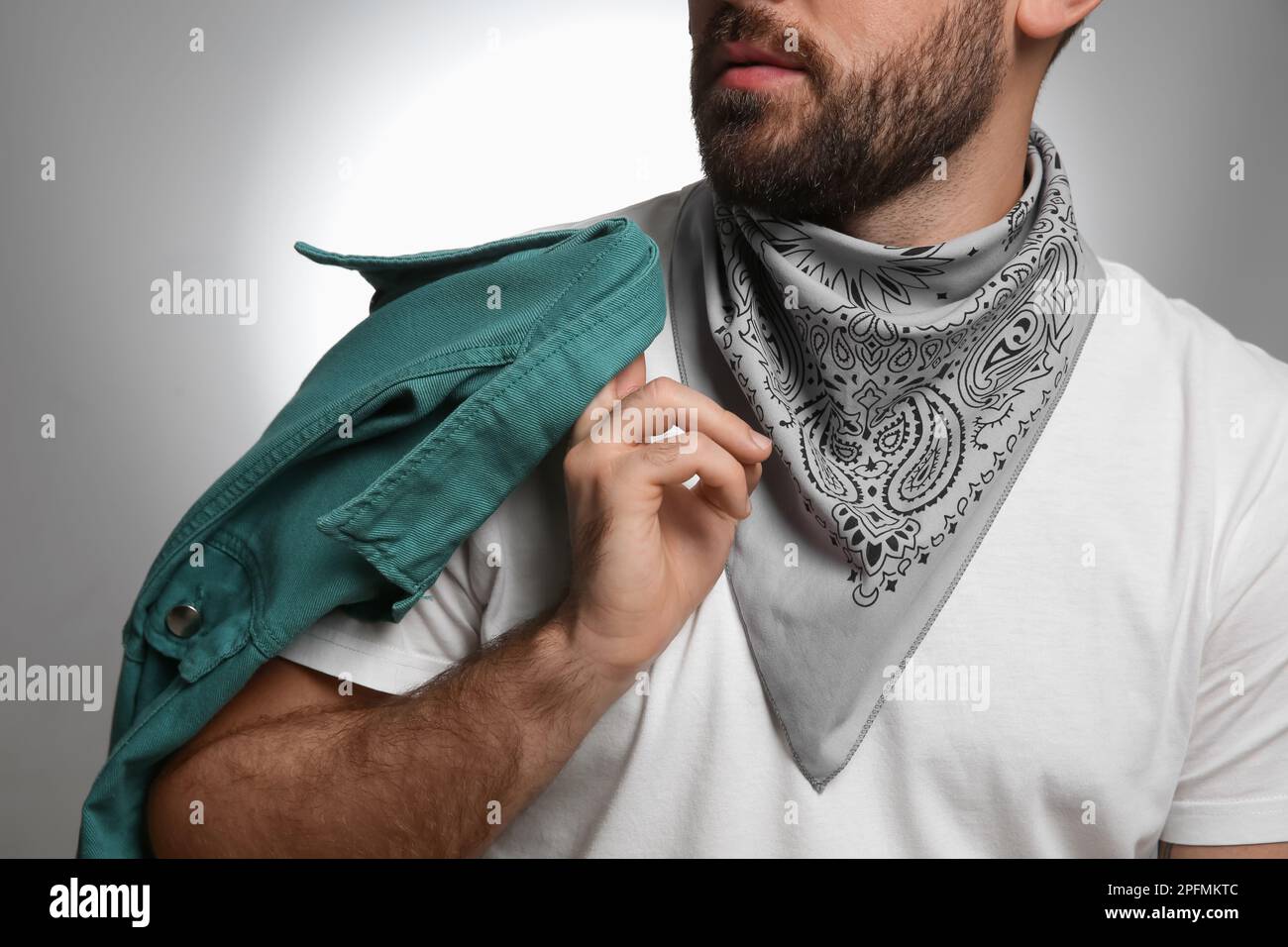 Hombre joven de moda en traje elegante con bandana sobre fondo gris, primer  plano Fotografía de stock - Alamy