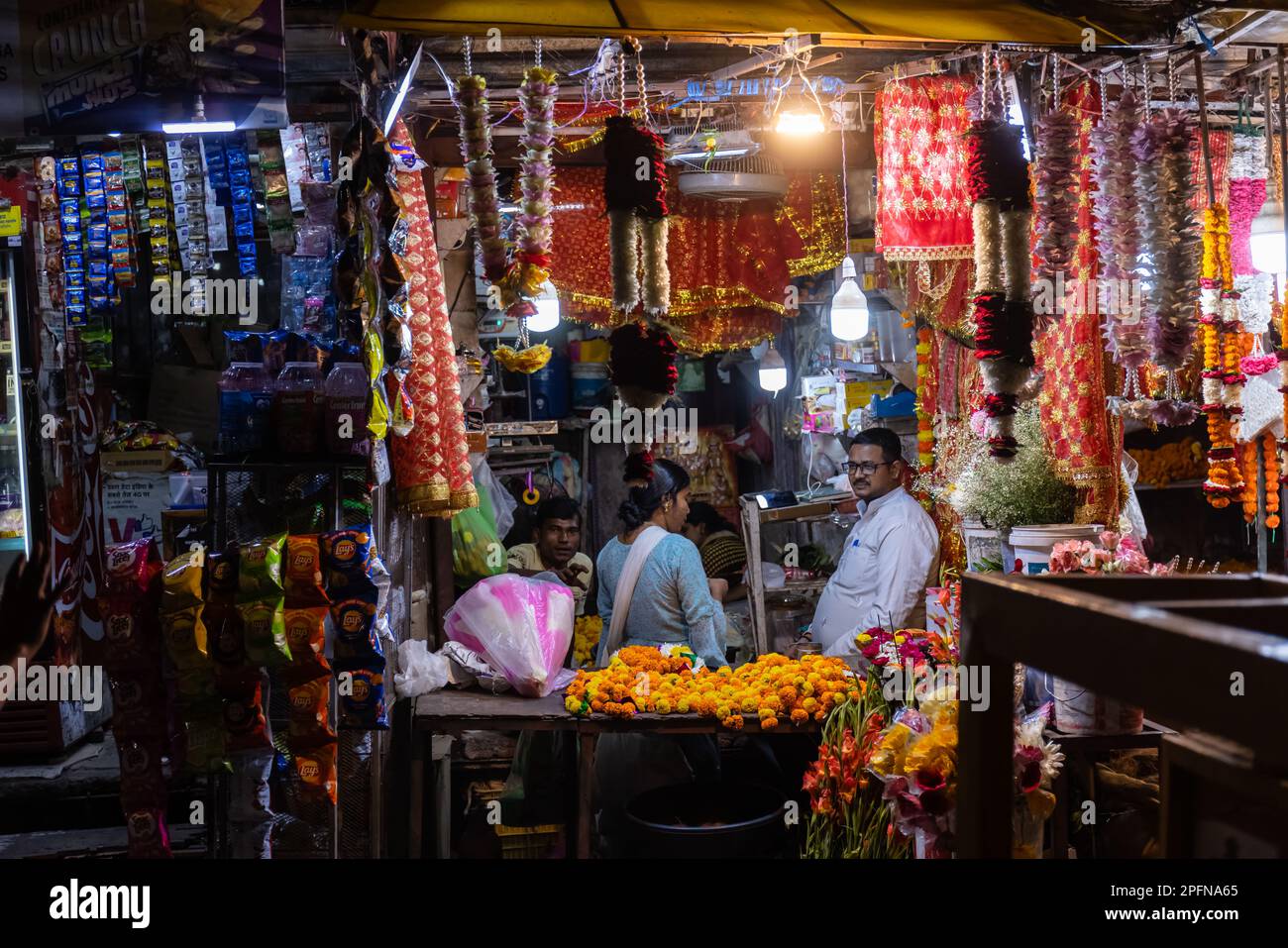Rishikesh, Uttarakhand, India - 2022 de octubre: Tiendas callejeras, tienda  de productos de religión hindú con tendero en la noche en las calles de  rishikesh Fotografía de stock - Alamy