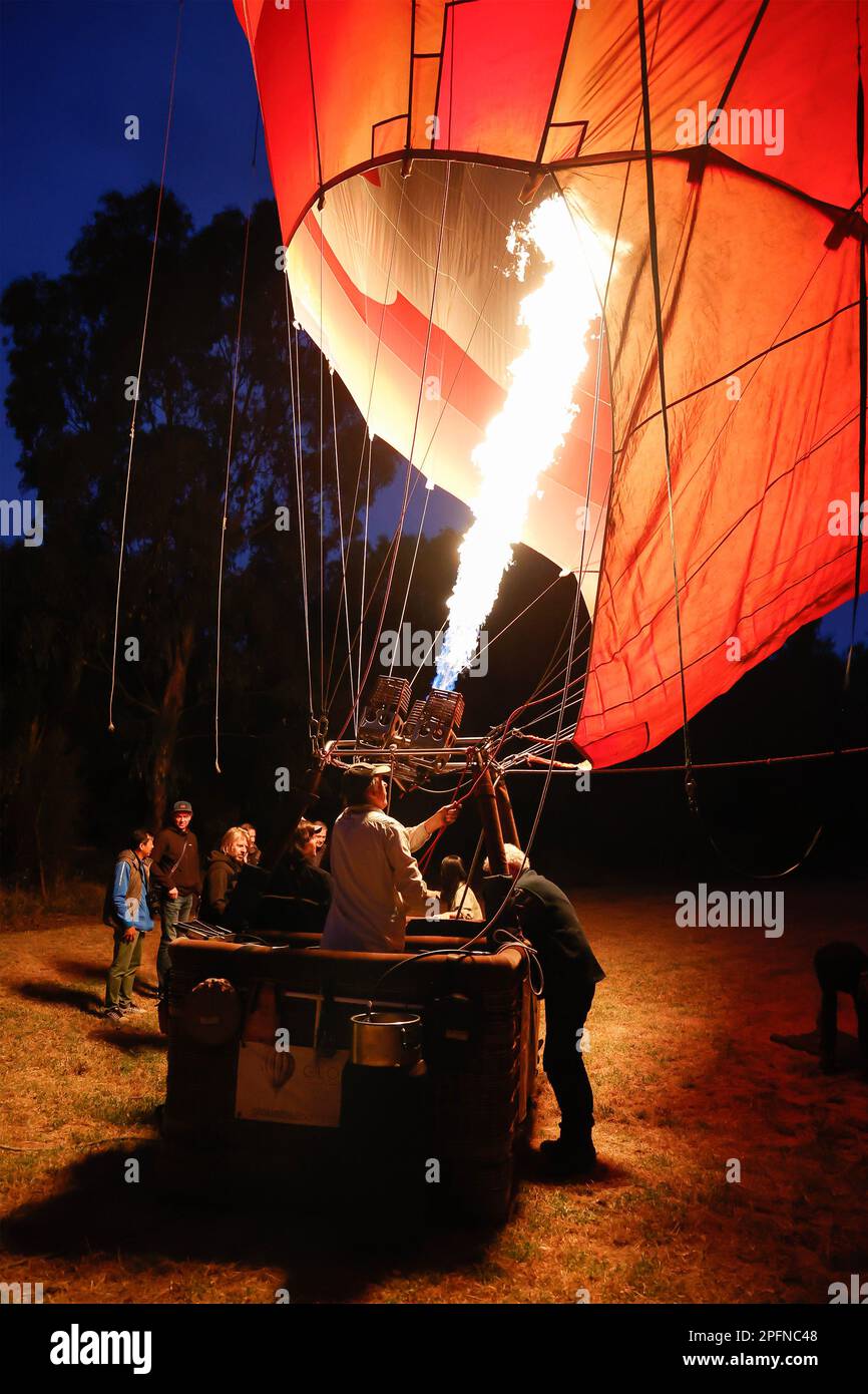 Quemadores disparando aire caliente en un globo en preparación para el despegue en Melbourne, Victoria, Australia Foto de stock