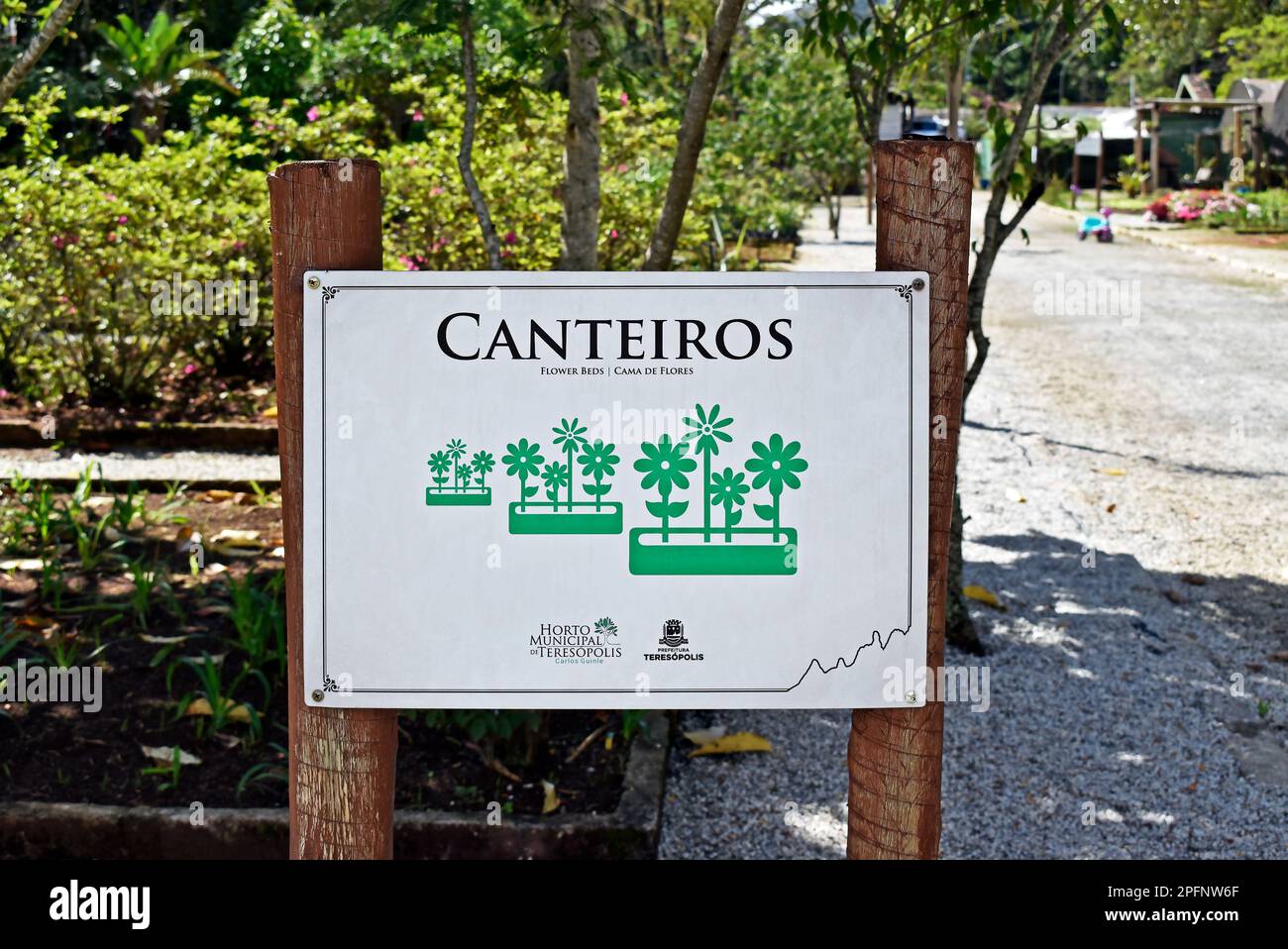 TERESOPOLIS, RÍO DE JANEIRO, BRASIL - 25 de octubre de 2022: Cartel de lechos de flores en el Jardín Municipal Carlos Guinle (Horto Municipal Carlos Guinle) Foto de stock