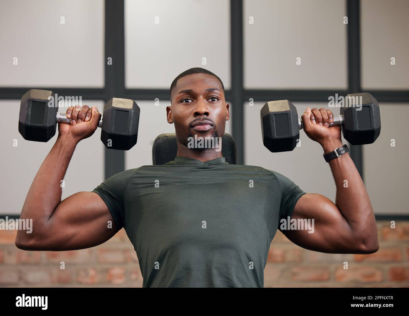 hombre afroamericano fuerte con ropa deportiva levantando pesas en el  gimnasio 16727516 Foto de stock en Vecteezy