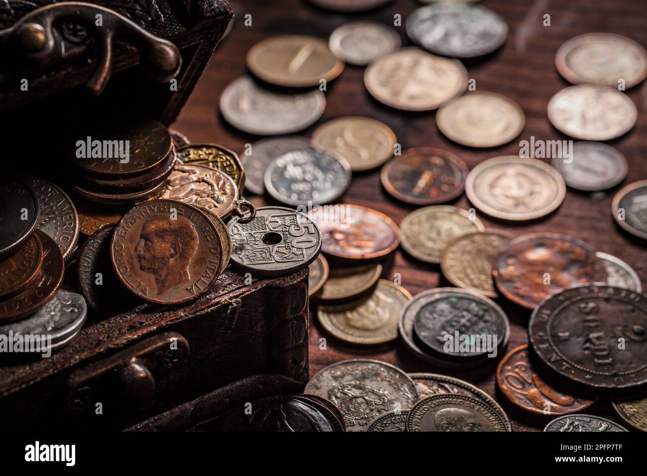 Viejas monedas de todo el mundo desde 1940 hasta el nuevo milenio. Objeto vintage en contenedor. Foto de stock