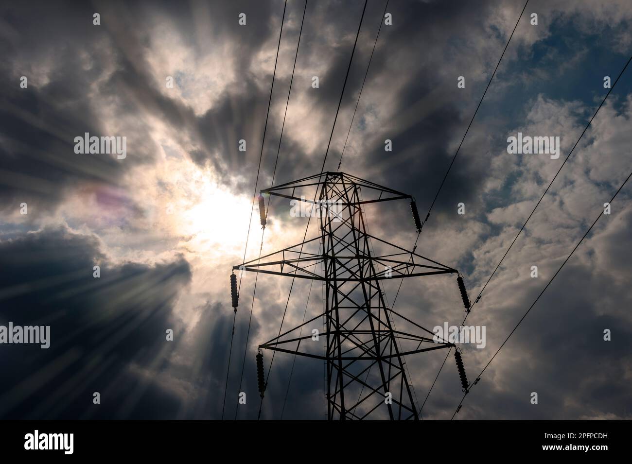 Pilón eléctrico con cielo dramático Foto de stock
