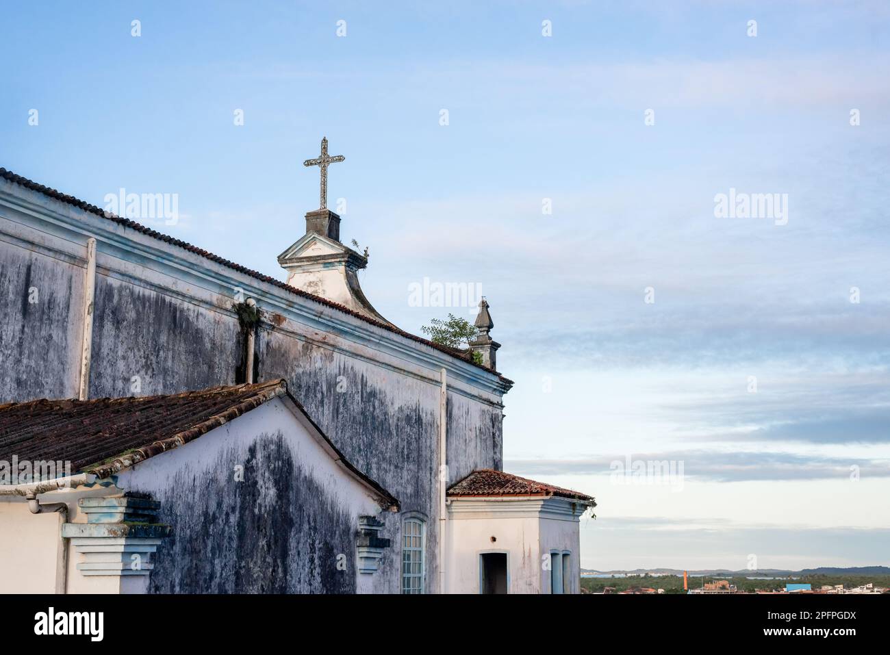 Fachada lateral de la Iglesia Católica de Matriz en la ciudad de Valenca, Bahía. Foto de stock