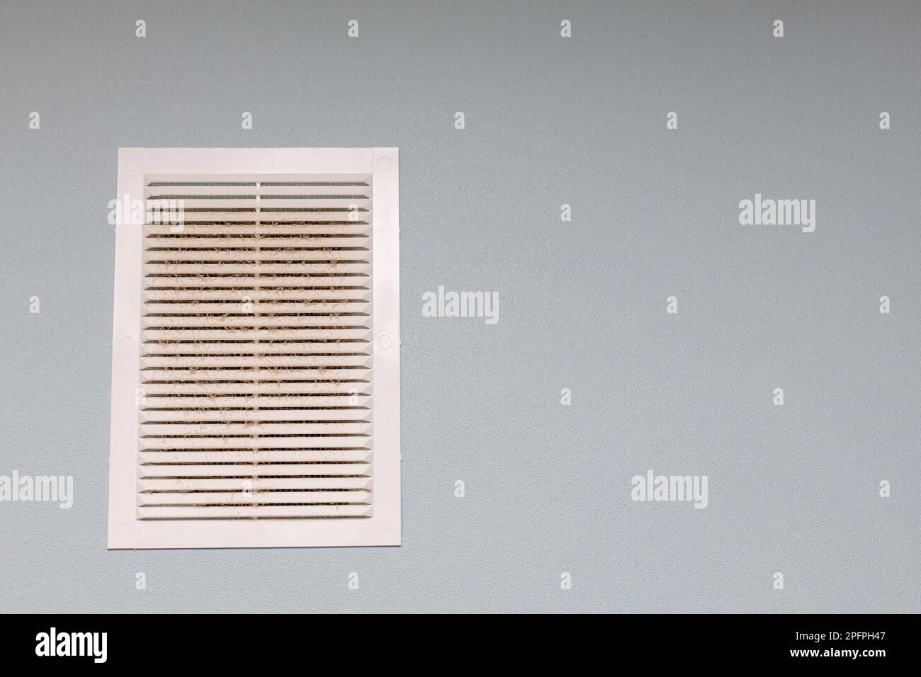 Una Capa Polvo Rejilla Ventilación Baño Para Limpiar Ventilación Casa:  fotografía de stock © ALENAZUMRUT #365564944