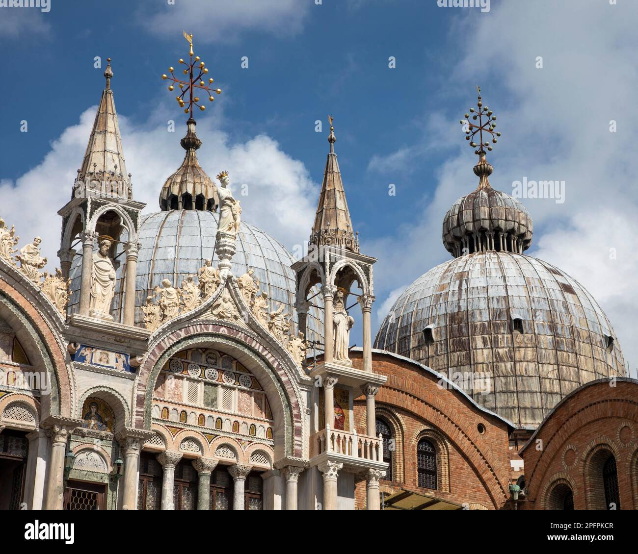 La Basílica de San Marcos se levanta en un extremo de la Piazza San Marco en Venecia, Italia. Foto de stock