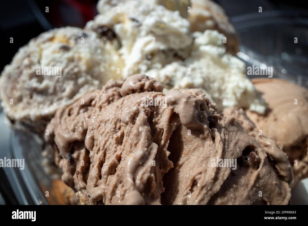 Esta foto de primer plano captura los deliciosos detalles de dos deliciosos sabores de helado. La textura cremosa y los colores vibrantes del helado Foto de stock