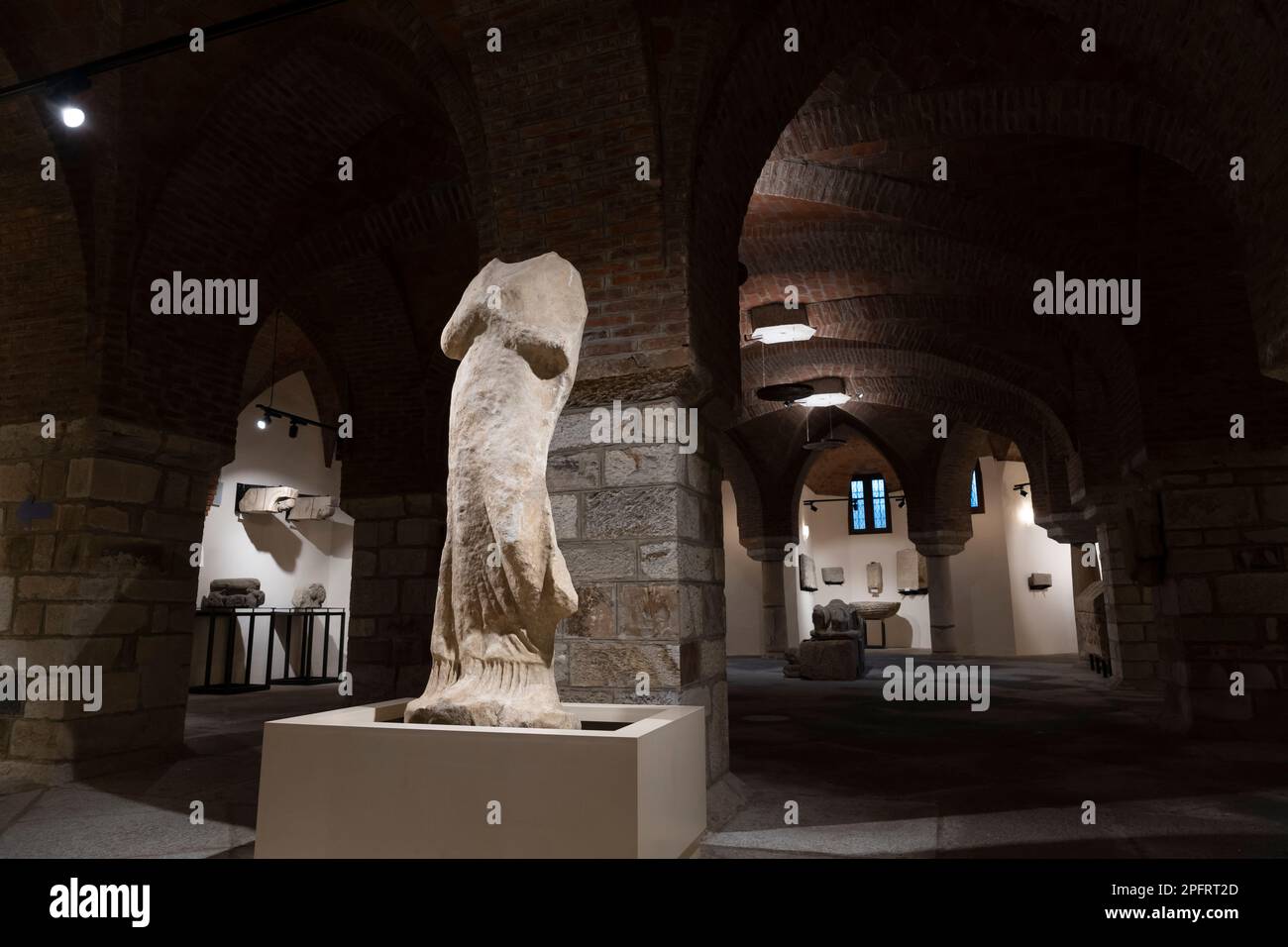 Reliquias romanas y esculturas clásicas expuestas en el Museo Epigráfico y Lapidario del Palacio Episcopal de Astorga, León, España. El museo, alo Foto de stock