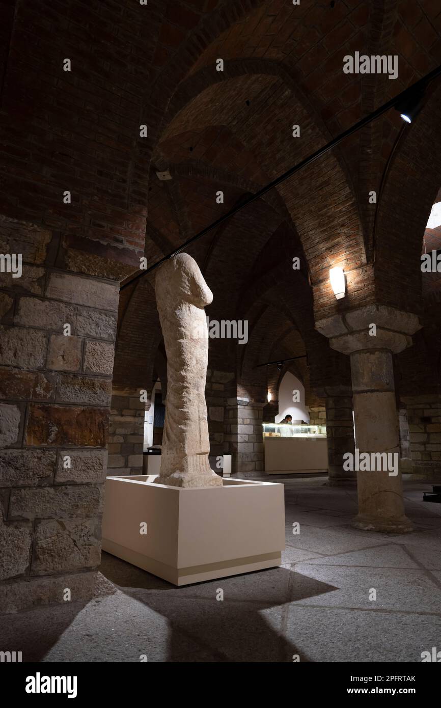 Una escultura romana clásica expuesta en el Museo Epigráfico y Lapidario del Palacio Episcopal de Astorga, León, España. El museo, a lo largo de la ca Foto de stock
