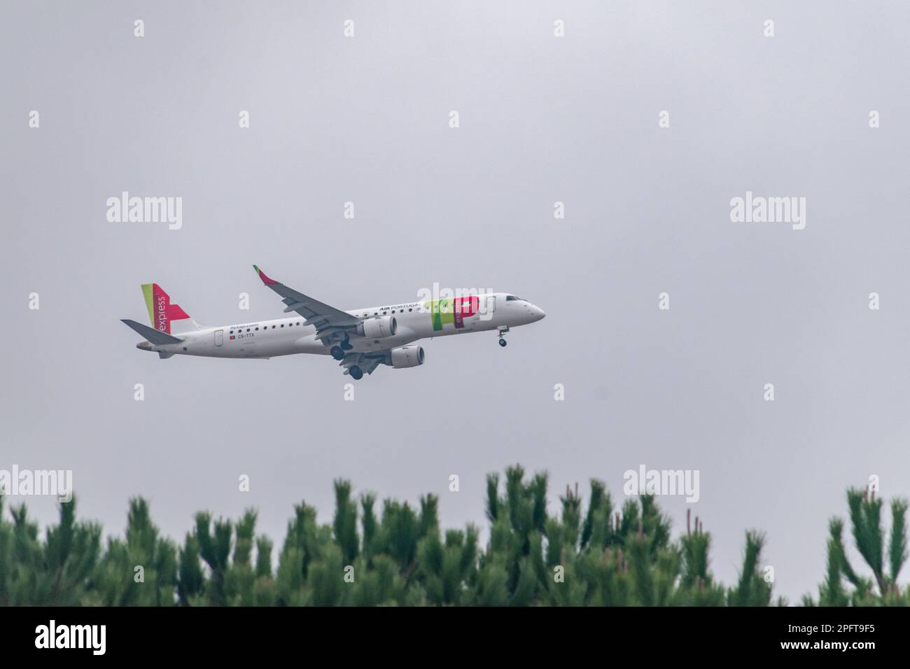 Lisboa, Portugal - 5 de diciembre de 2022: Embraer E195AR pertenece a TAP Express. Foto de stock