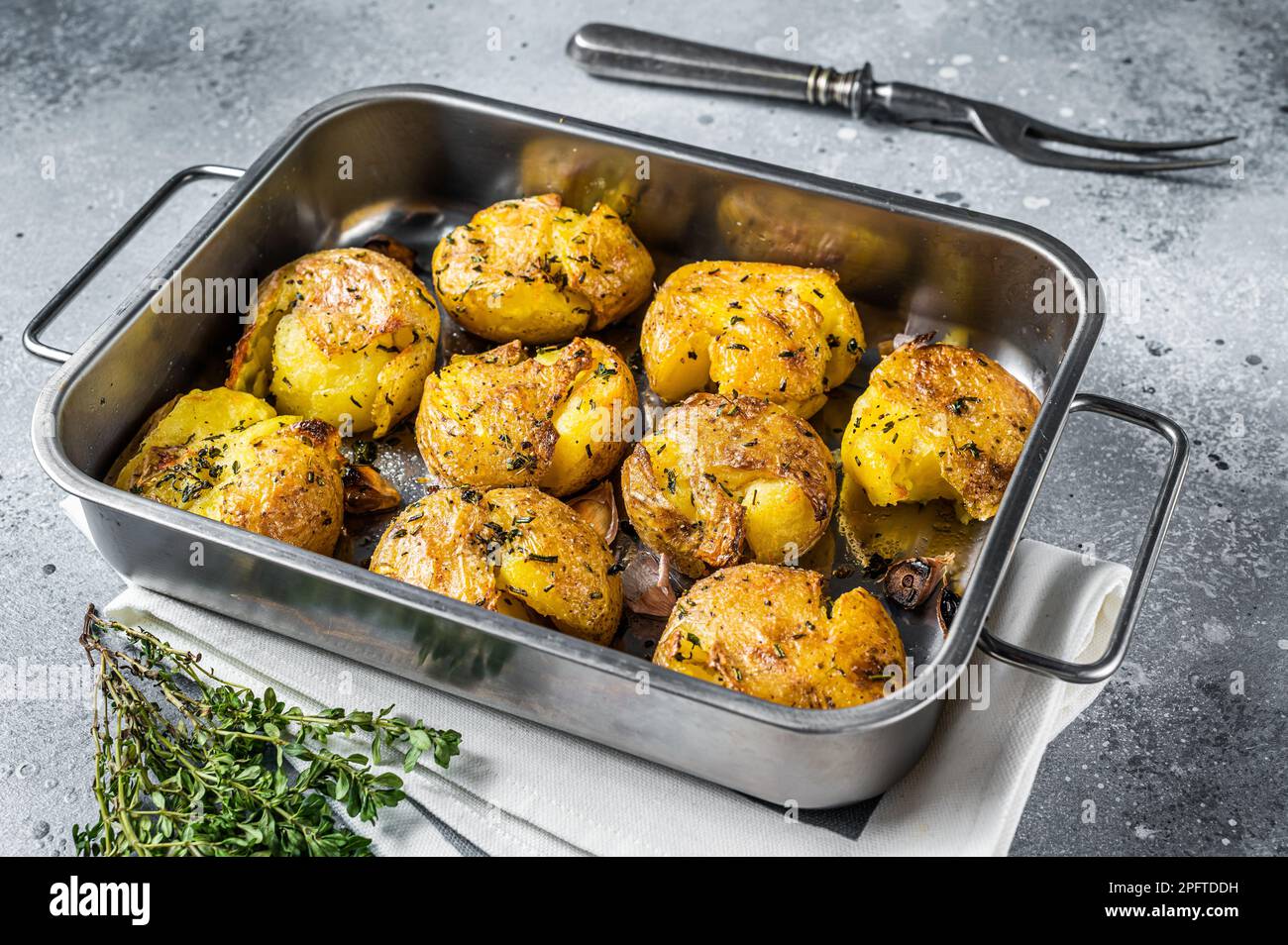 Patatas rotas al horno con romero y tomillo. Fondo gris. Vista superior  Fotografía de stock - Alamy
