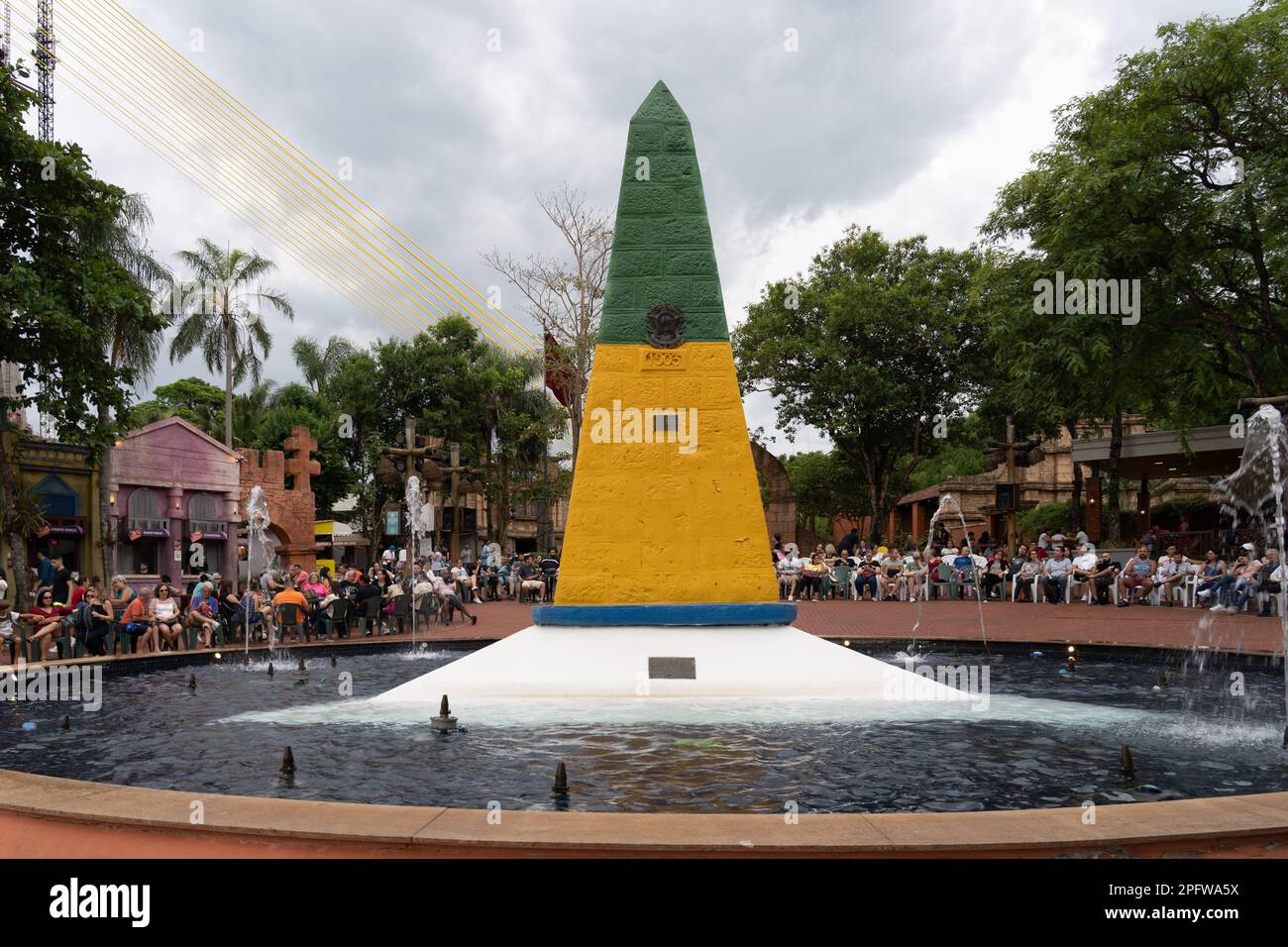 Foz do Iguacu, Brasil - 14 de enero de 2023: Tres fronteras hito con los turistas esperando el espectáculo en Triple Frontera en Foz do Iguacu, Brasil, Foto de stock