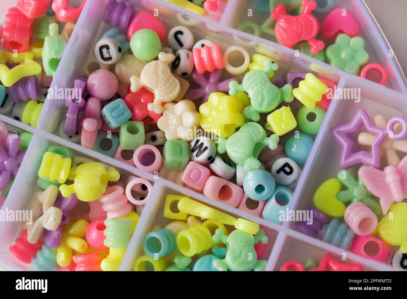 Una caja con varios y coloridos abalorios para hacer pulseras infantiles. La creatividad de los de stock - Alamy