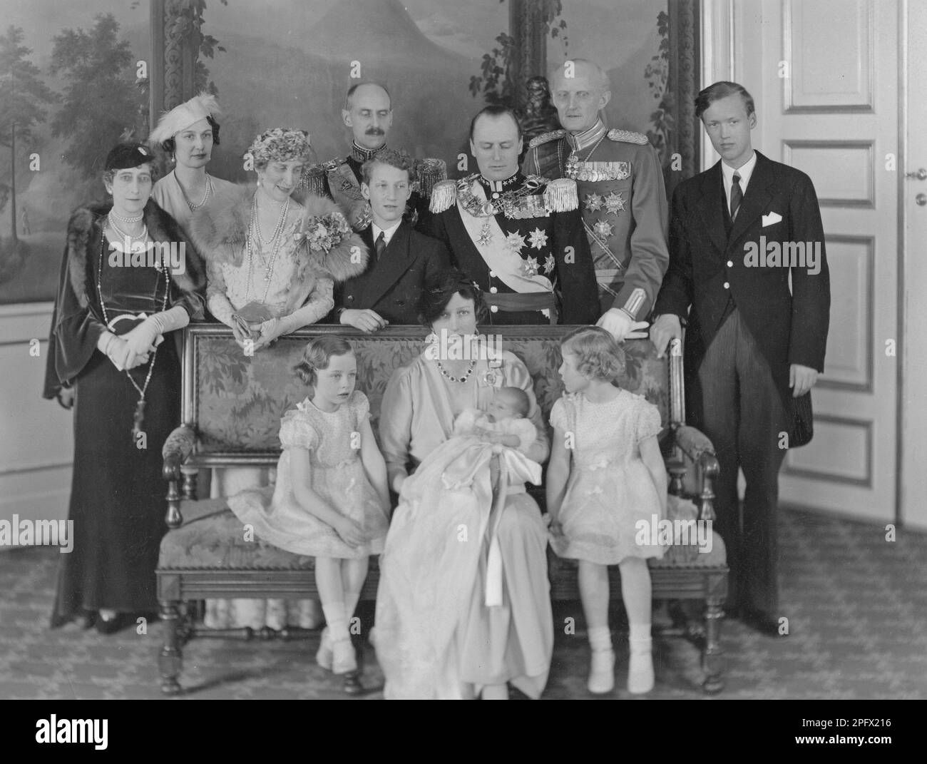 Märtha de Noruega, 1901-1954, princesa sueca y princesa de la corona de Noruega. Hija del príncipe Carl de Suecia. Se casó en 1929 con el príncipe heredero Olav, más tarde rey Olav V de Noruega. Aquí con el recién nacido príncipe heredero Harald de Noruega e hijas Ragnhild y Astrid. Detrás de la princesa heredera Märtha se encuentra su esposo, el príncipe heredero Olav. A su derecha están el padre de Märtha, el príncipe Carl y su hijo menor, el príncipe Carl. Tercero de la izquierda, la madre de Märtha, la princesa Ingeborg y su hermana la princesa Margaretha. El año es 1937 Foto de stock