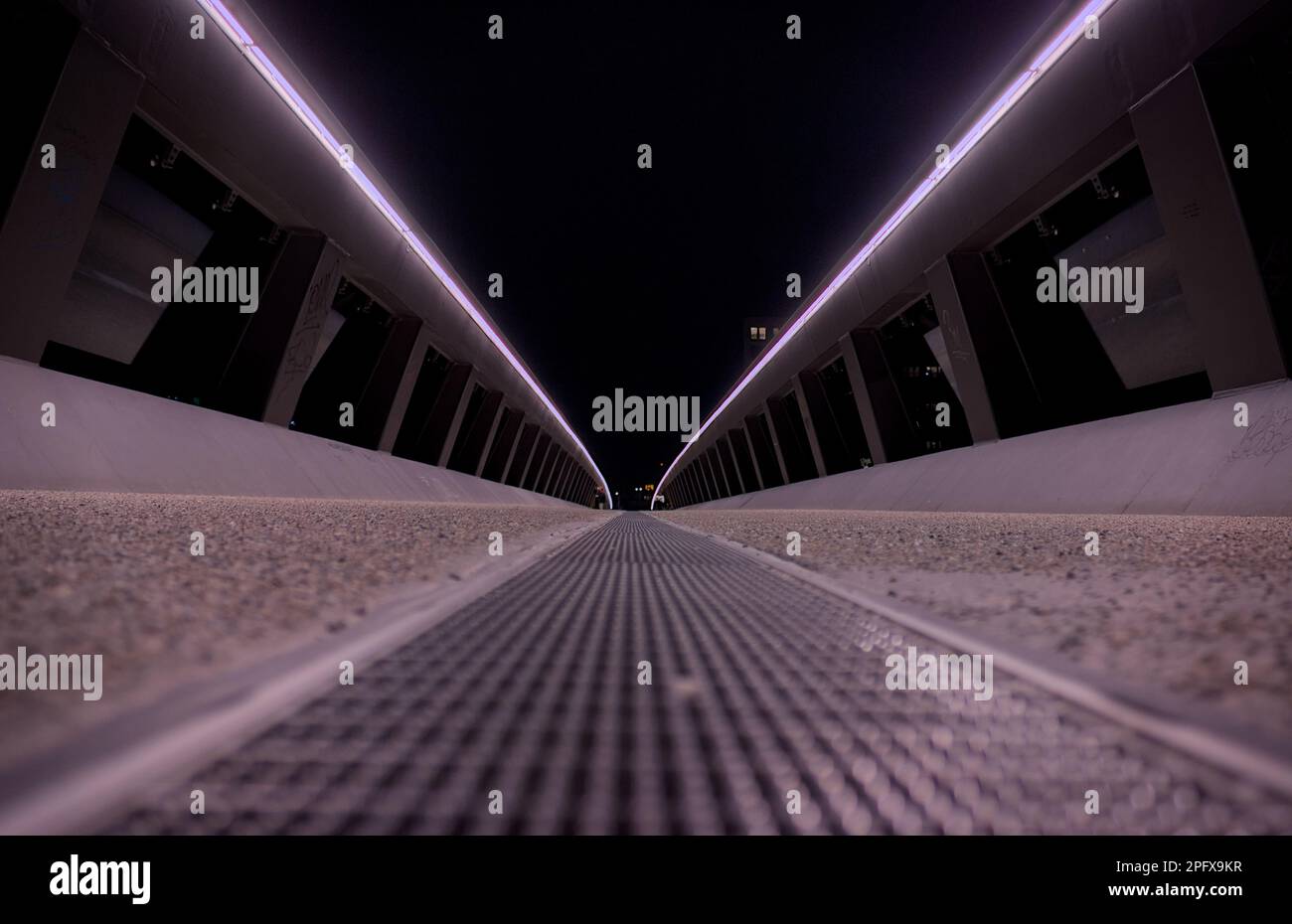 Una épica imagen de puente con luces épicas en la noche. Foto de stock