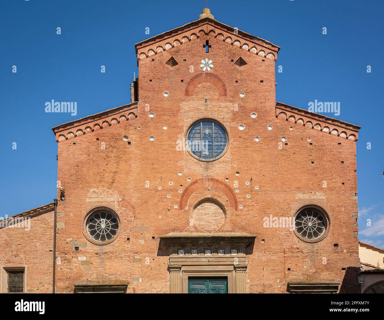 Fachada de la Catedral de Santa Maria Assunta y San Genesio martire, construido en el siglo 12th, San Miniato, región de la toscana, Italia Foto de stock