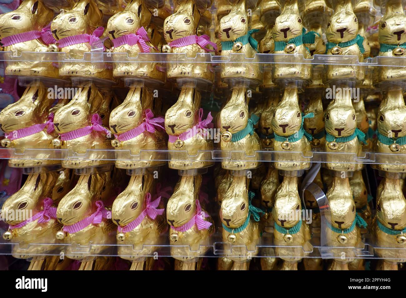 Schokoladenosterhasen der Firma Lindt & Sprüngli Stehen aufgereiht in einem Lebensmittelgeschäft Foto de stock