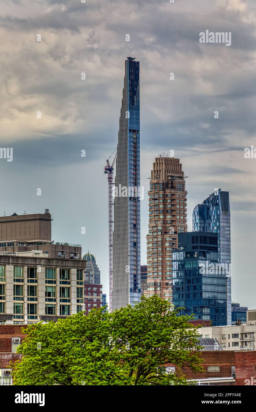 NYC Midtown: El rascacielos más delgado del mundo, 111 West 57th Street, también conocido como Steinway Tower, es una aguja de vidrio y terracota en medio de sus vecinos “gordos”. Foto de stock