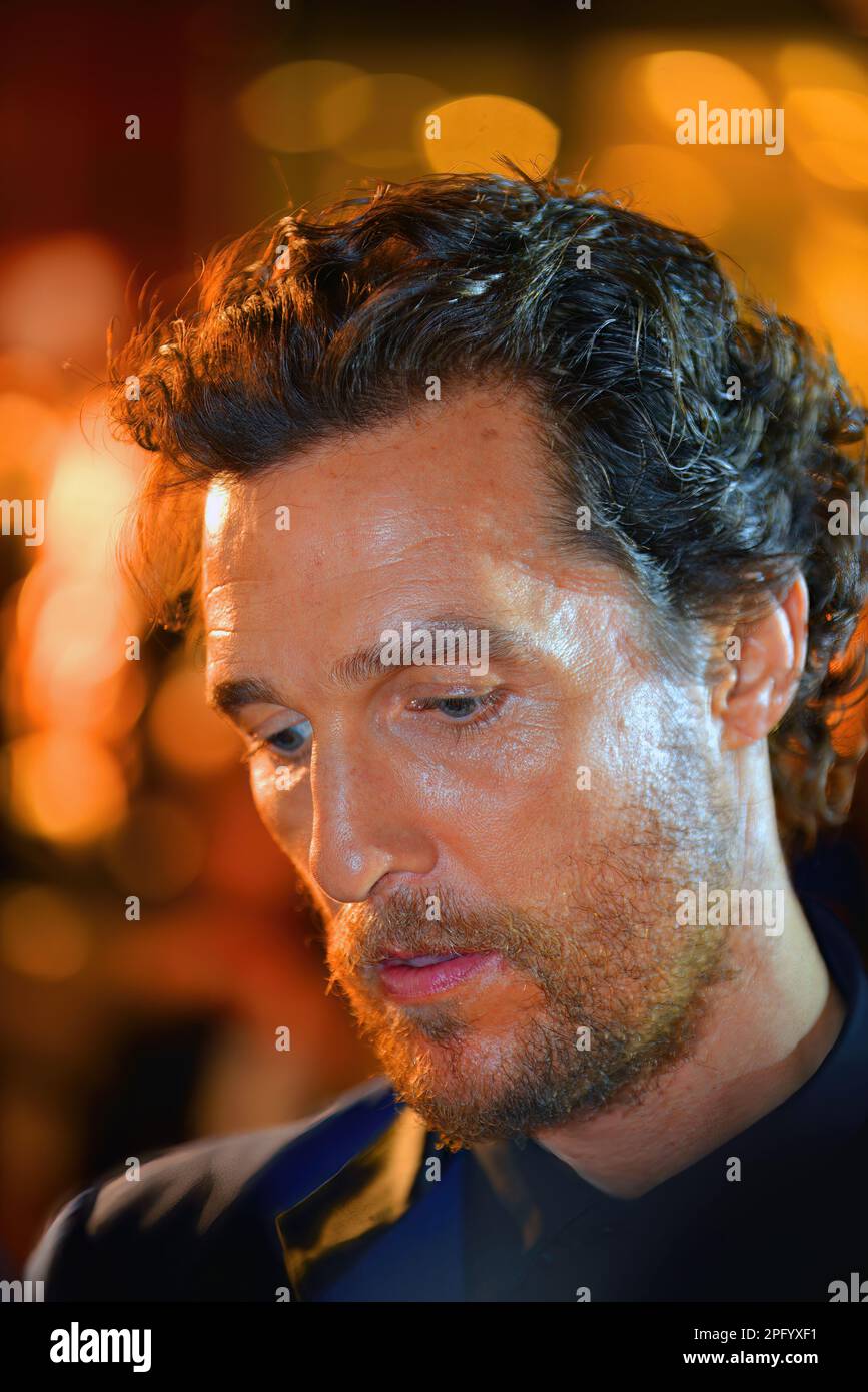 Shanghai, China - 10th Nov, 2014: Primer plano del actor Matthew McConaughey saludando al público en la alfombra roja fuera del estreno de la película Interstellar en el Teatro UME en Shanghai, China Foto de stock