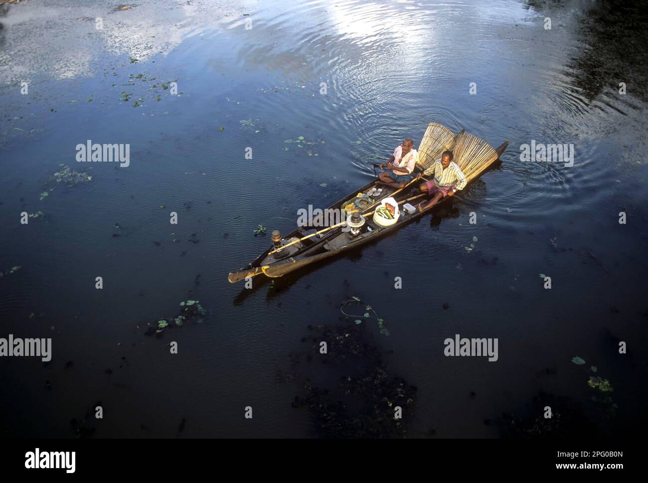 Pescadores con cestas de pesca de bambú, los remansos de Kuttanad en Kerala, India, Asia Foto de stock