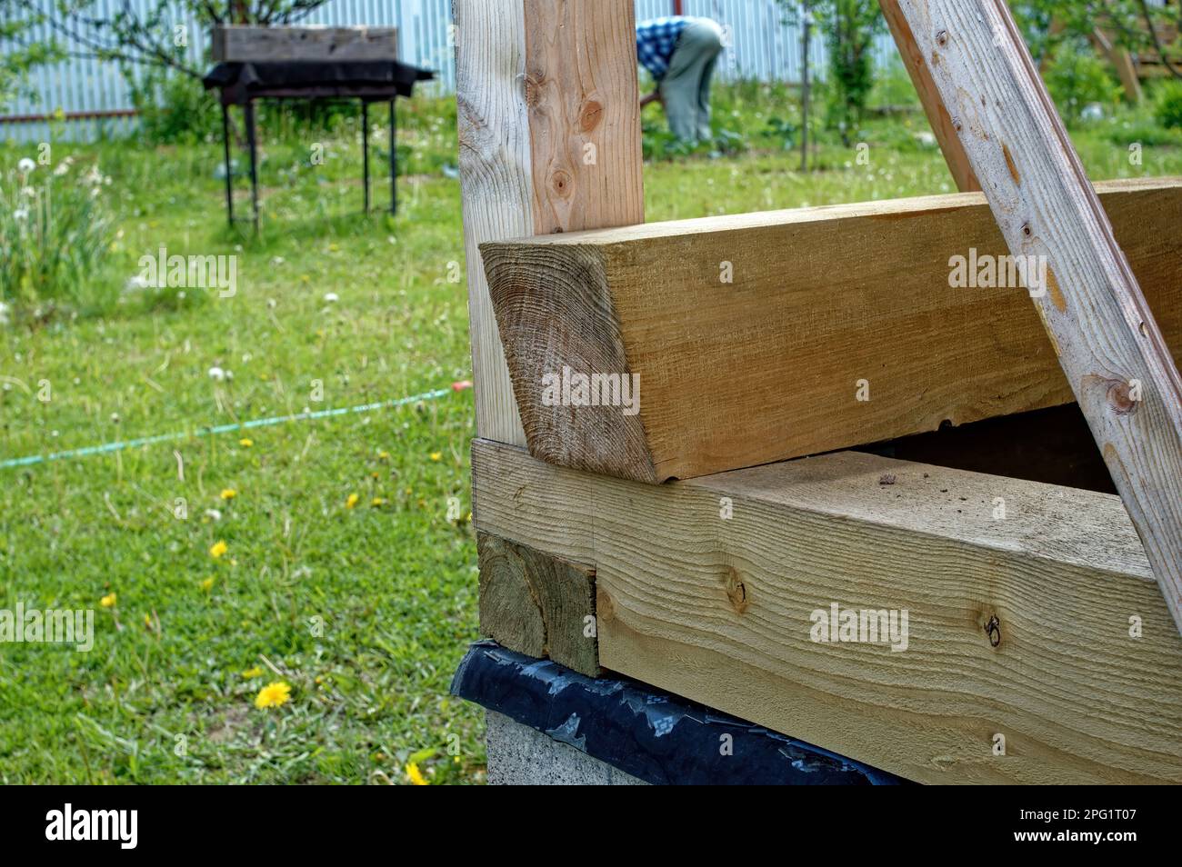 construcción de extensiones de madera de una casa rural, rusia Foto de stock