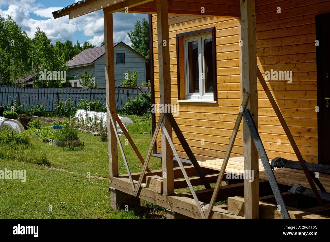 construcción de extensiones de madera de una casa rural, rusia Foto de stock