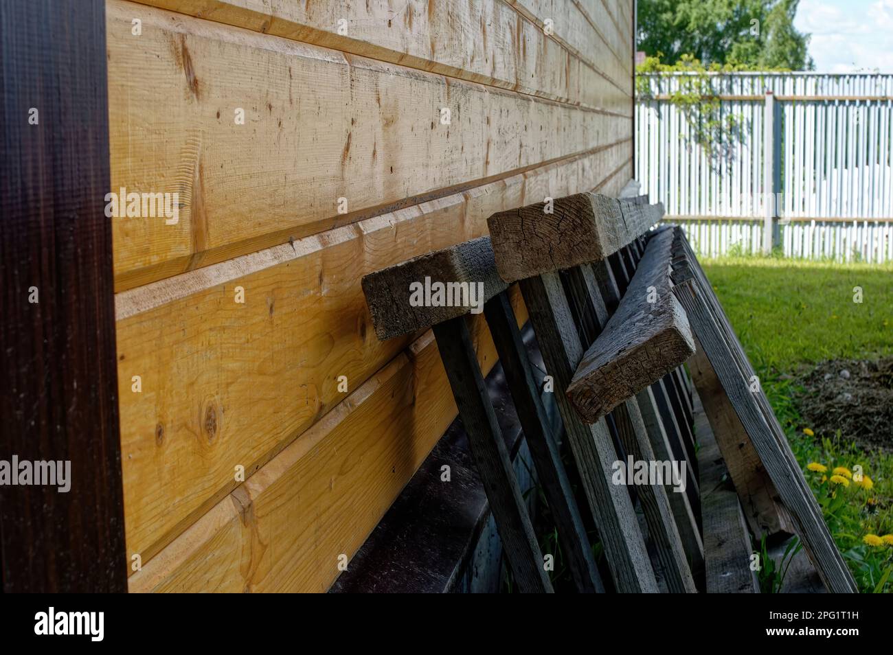 escalera de madera se encuentra en el jardín, en el pueblo Foto de stock