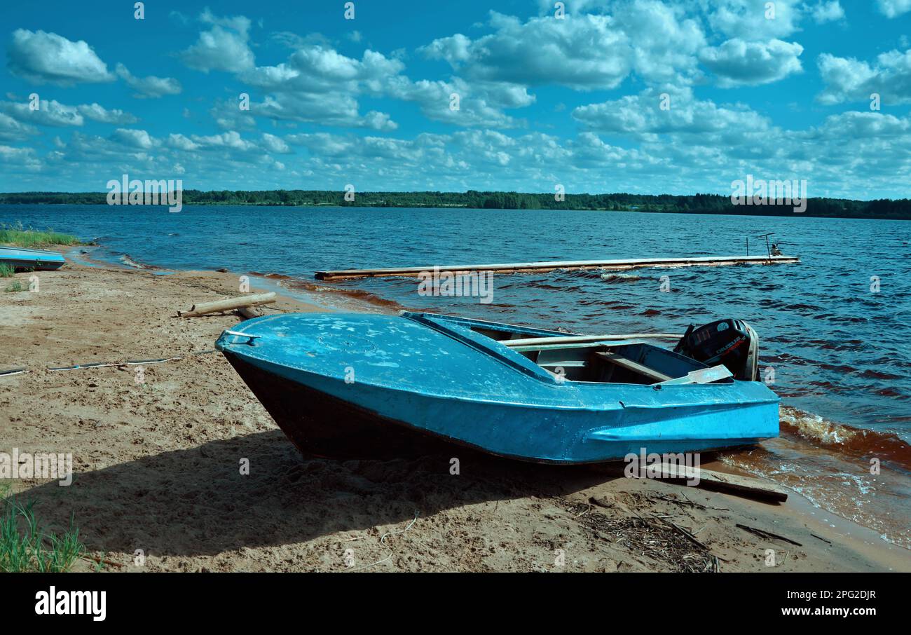 Lago Kenozero . Barco de motor en la orilla. Región de Arkhangelsk, Rusia Foto de stock