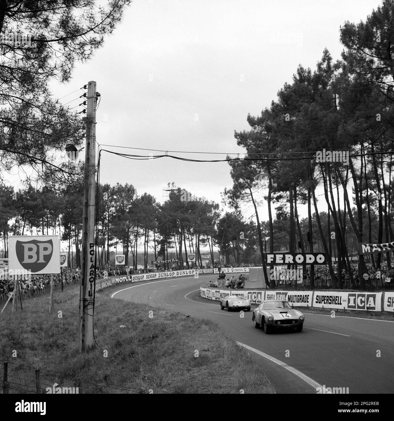 1961 Le Mans. Ferrari 250 GT SWB, Noblet-Guichet (3rd) lidera el Porsche RS61 Spyder de Masten Gregory Bob Holbert Foto de stock