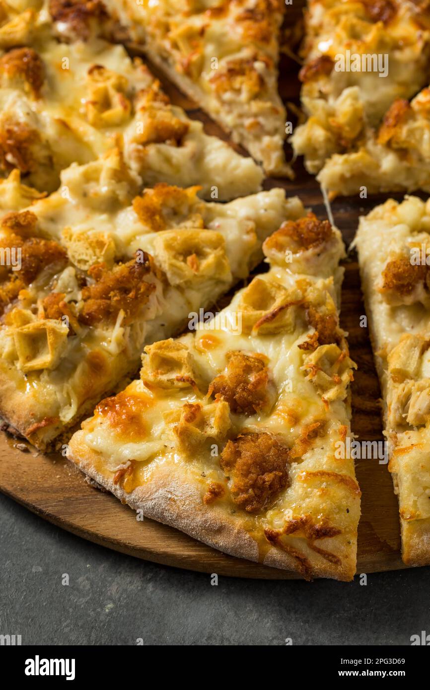 Pizza Gourmet de Pollo y Waffle con Almíbar y Queso Foto de stock