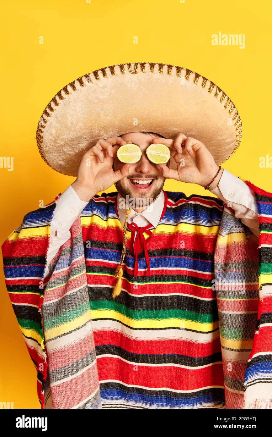 Gracioso mexicano, con sombrero en concepto Fotografía de stock - Alamy