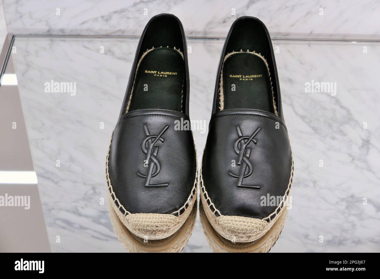 Saint laurent shoes fotografías e imágenes de alta resolución - Alamy