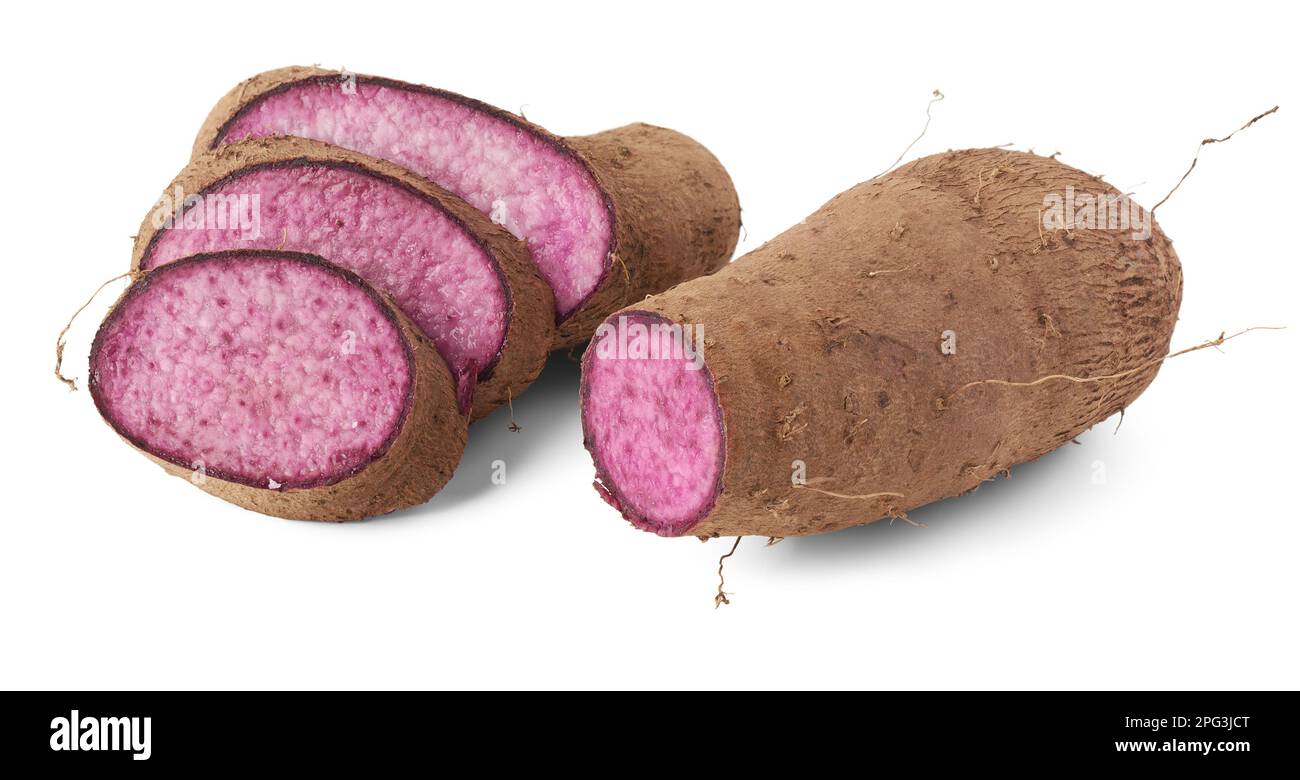 ñame morado rebanado aislado sobre fondo blanco, dioscorea alata, alias