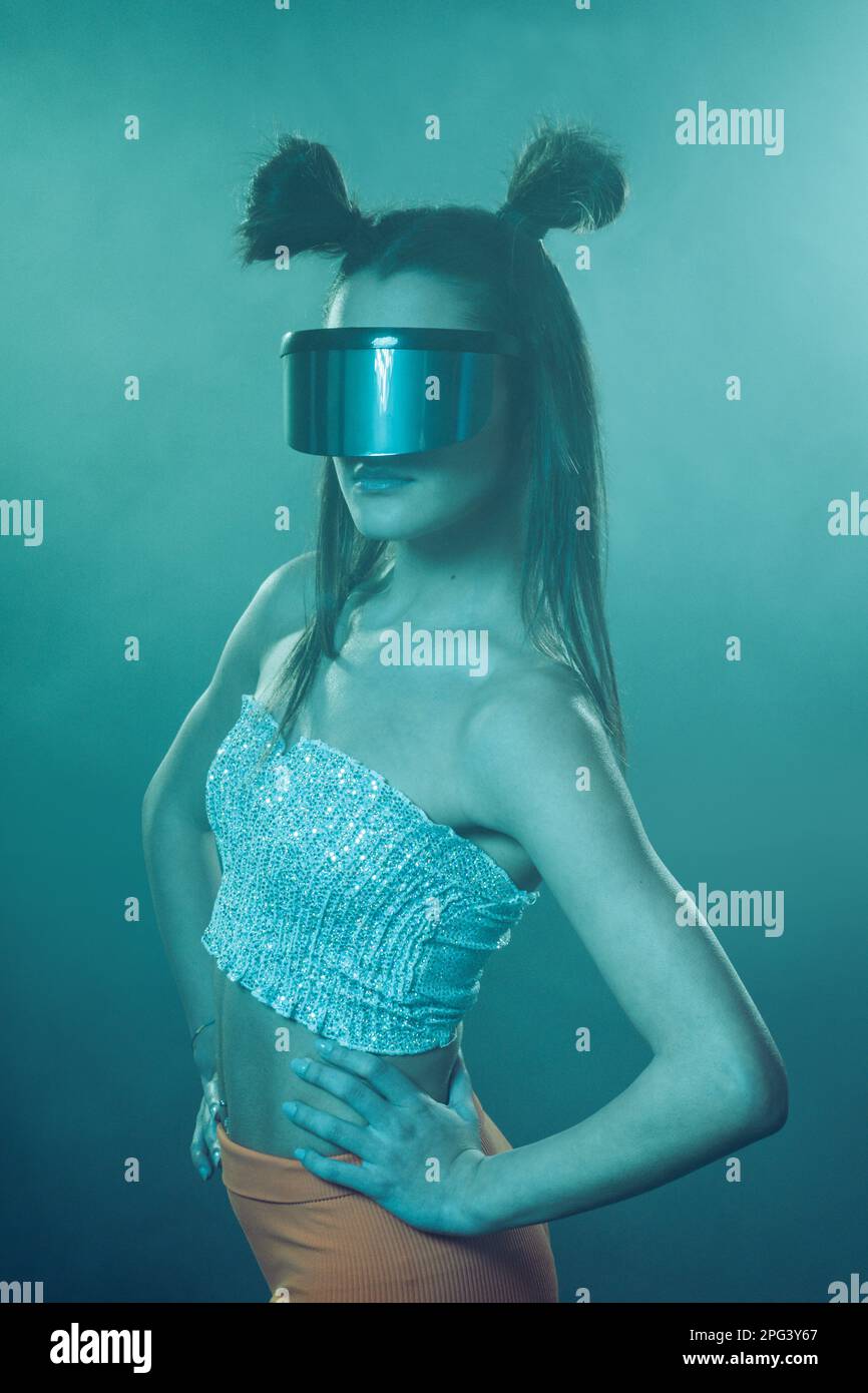 Imagen de mujer hermosa con gafas futuristas Fotografía de stock - Alamy