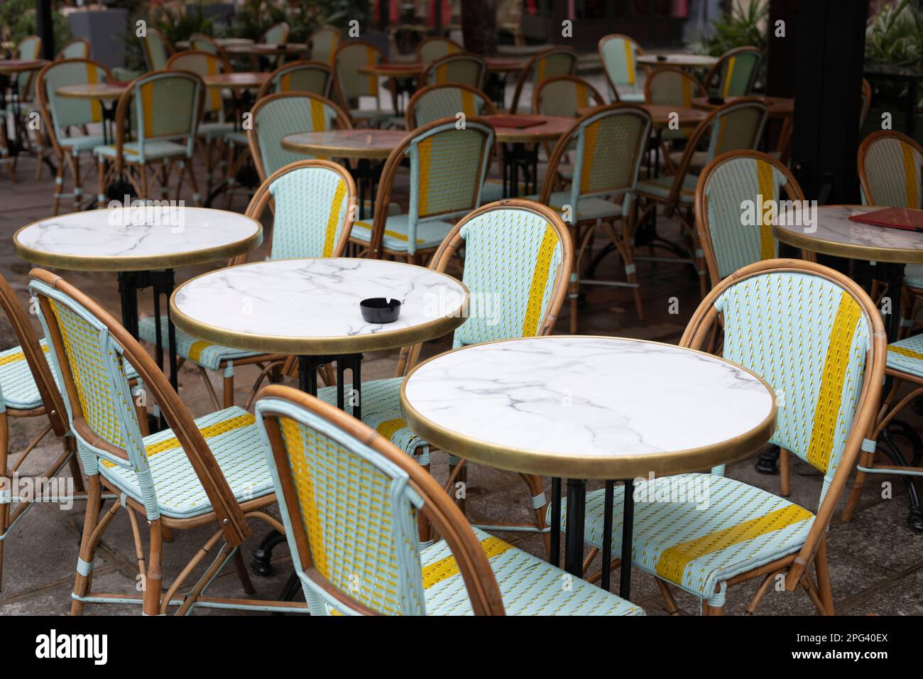 Mesas de café en una calle Parisien, París, Francia, Europa Foto de stock