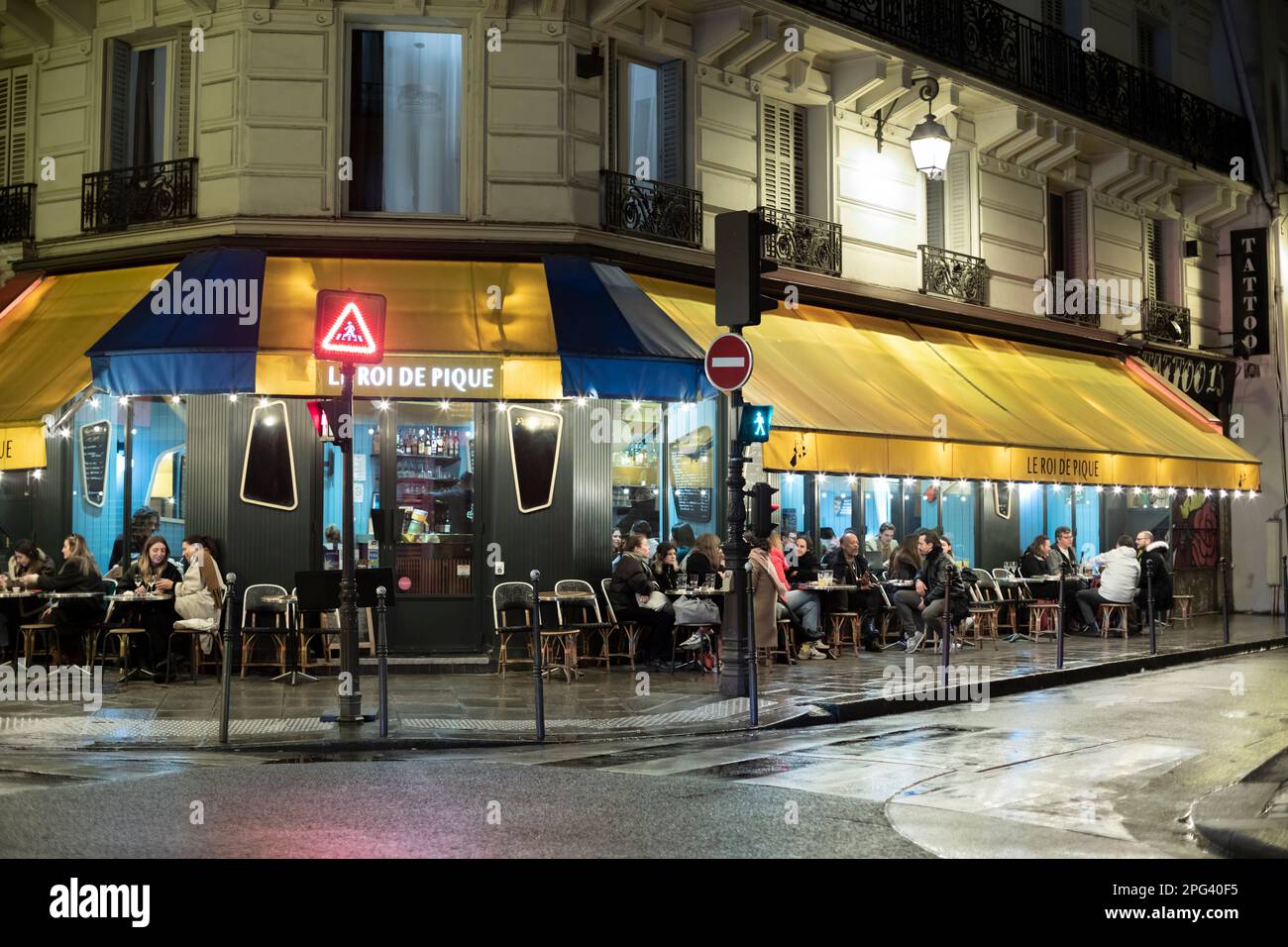 Le Roi de Pique bar en Rue de Temple por la noche, París, Francia, Europa Foto de stock