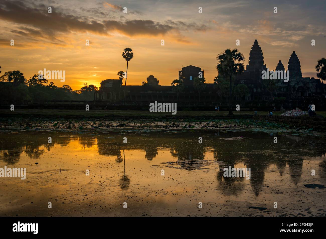 Salida del sol sobre el templo de Angkor Wat con el reflejo del templo en el agua en Sem Reap en Camboya. Foto de stock