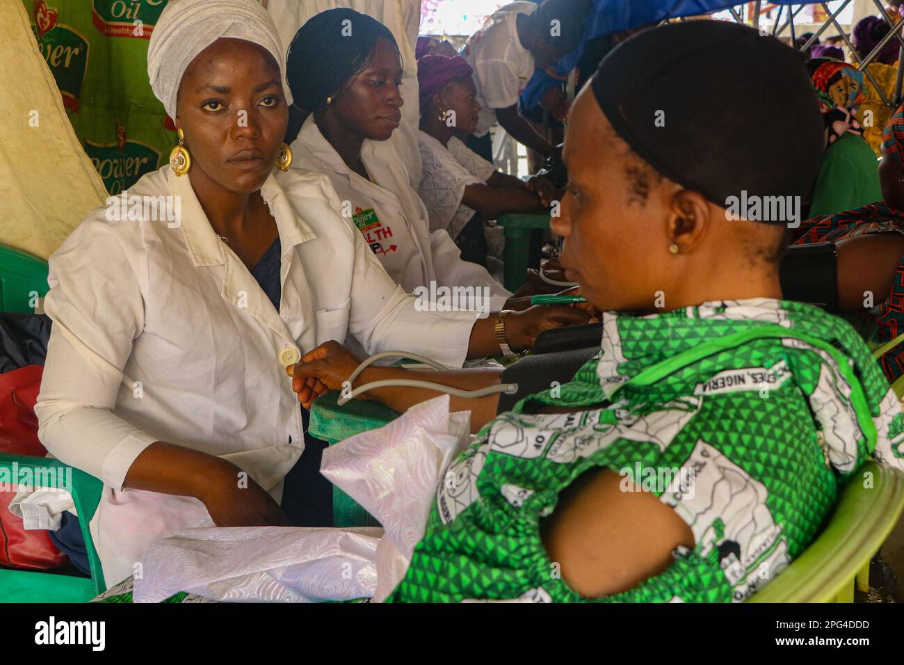 Un personal médico atiende a una mujer durante un examen médico gratuito en conmemoración del Día Internacional de la Mujer en el estadio Mobolaji Johnson de Lagos, Nigeria. Foto de stock