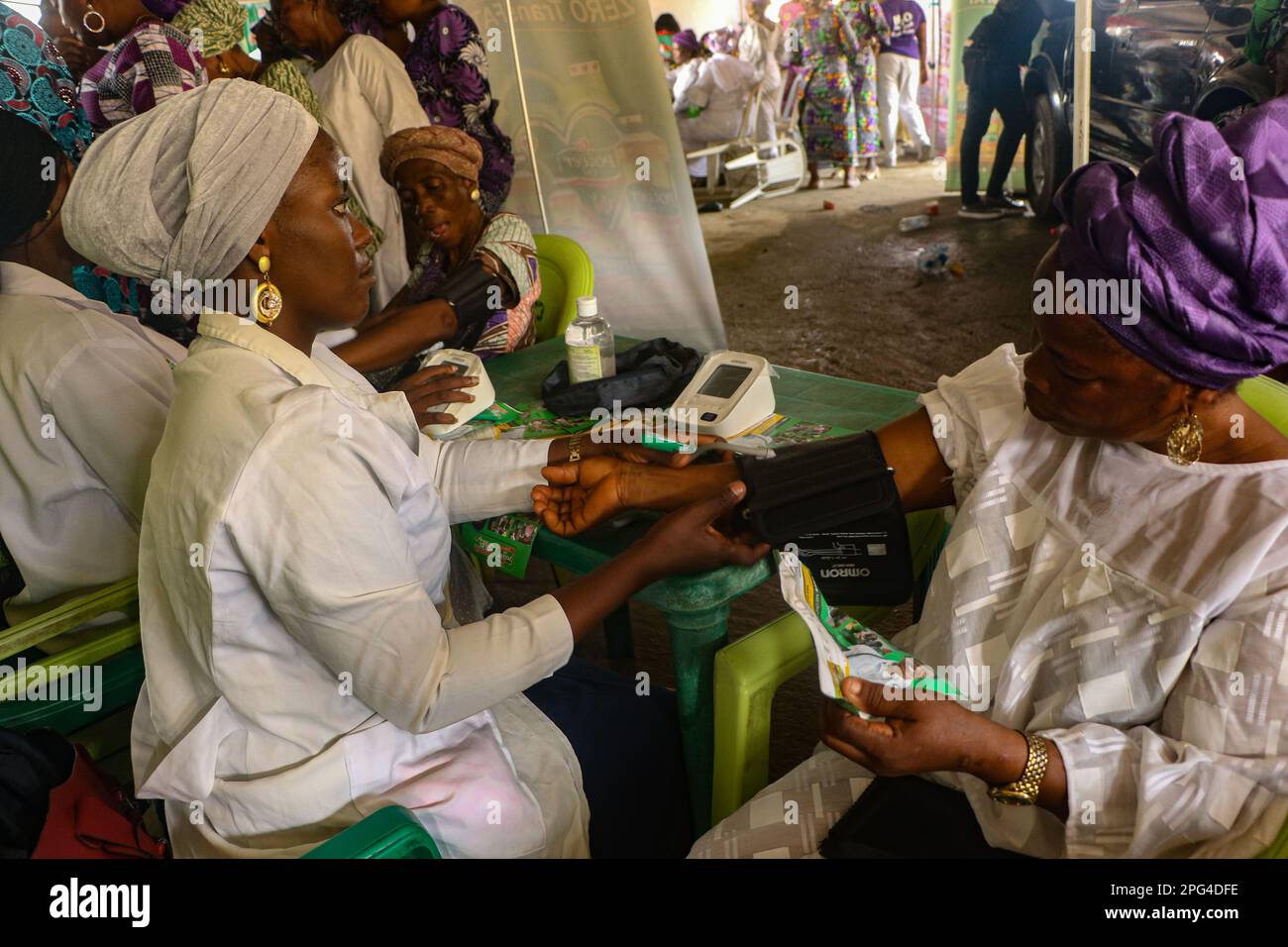 El personal médico atiende a la mujer durante un examen médico gratuito en conmemoración del Día Internacional de la Mujer en el Mobolaji Johnson Arena en Lagos, Nigeria. Foto de stock