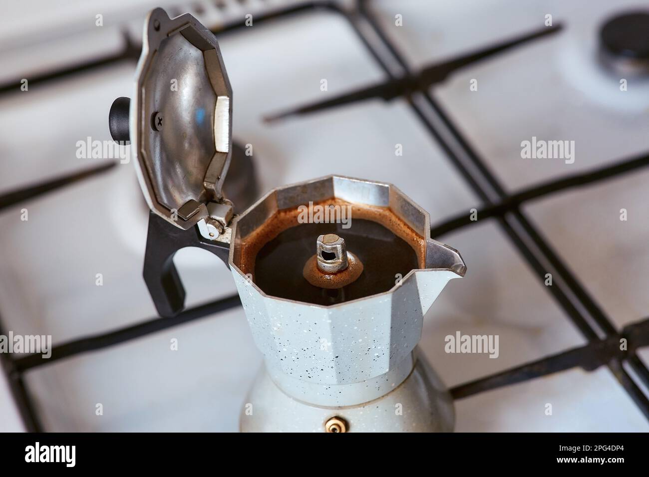 Cafetera Espresso en estufa Fotografía de stock - Alamy