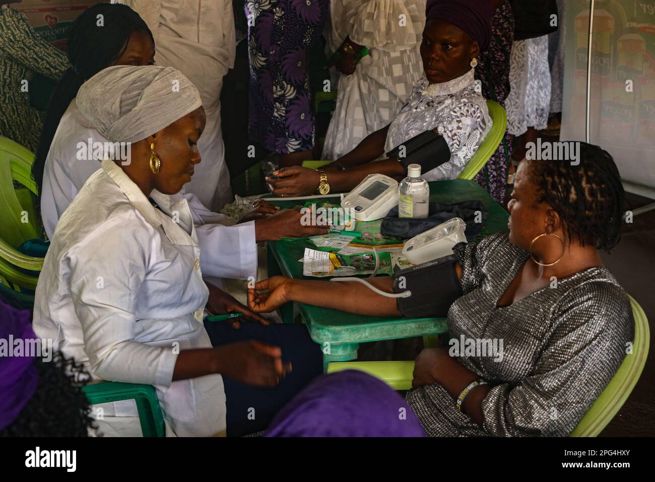 El personal médico atiende a la mujer durante un examen médico gratuito en conmemoración del Día Internacional de la Mujer en el Mobolaji Johnson Arena en Lagos, Nigeria. Foto de stock
