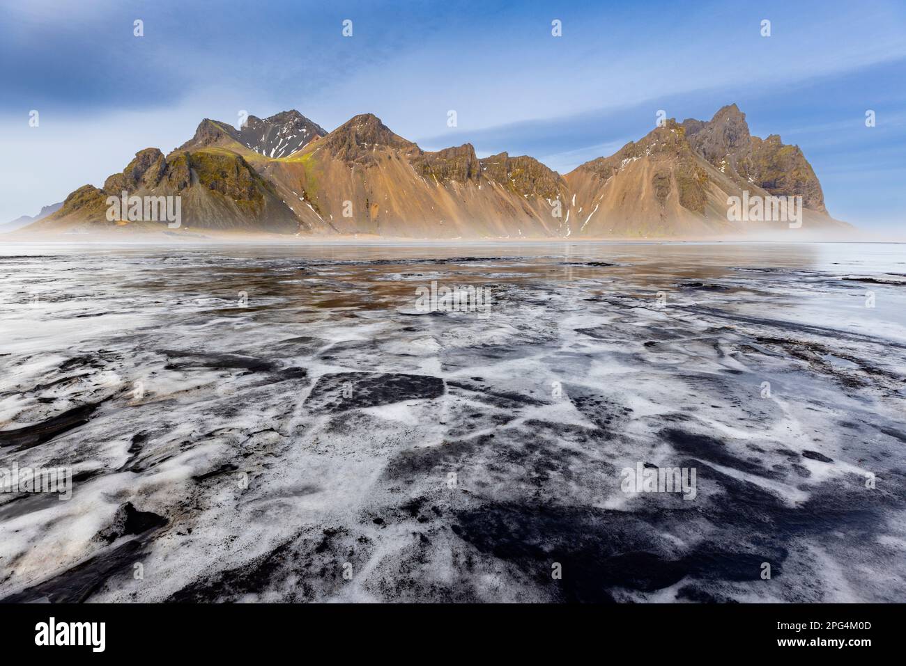 Escena de montaña Vestrahorn en la península de Stokknes, Islandia Foto de stock